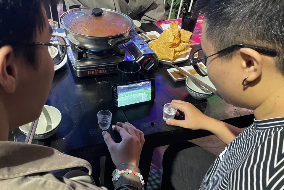 Tra gia dat vi mon khoai khau quen thuoc tren ban nhau hinh anh