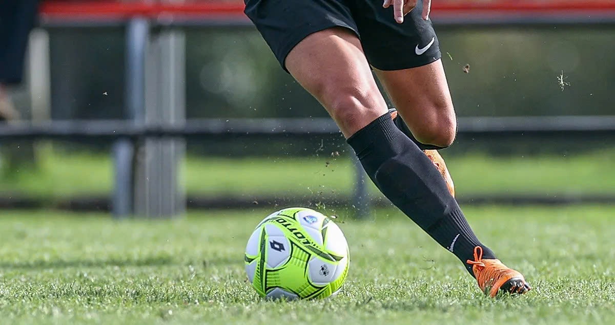 Chan thuong nghiem trong khi da bong, thanh nien phai cat bo tinh hoan hinh anh