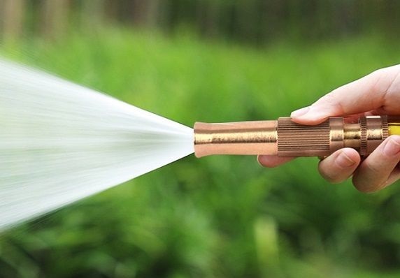 Dung voi rua xe xit vao hau mon, nguoi dan ong di cap cuu hinh anh