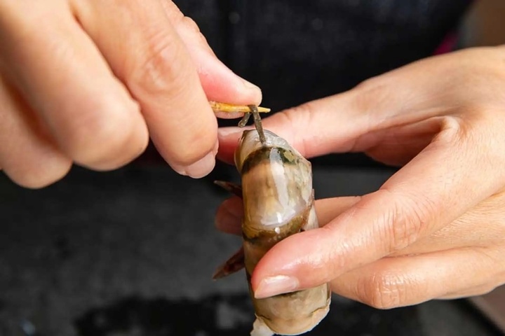 Dieu gi xay ra neu an duong chi den tren lung tom? hinh anh