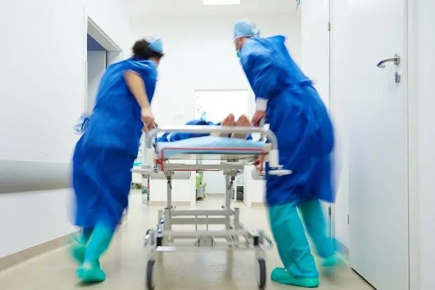 Va cham mo to phan khoi lon, nu sinh 19 tuoi dut lia chan hinh anh