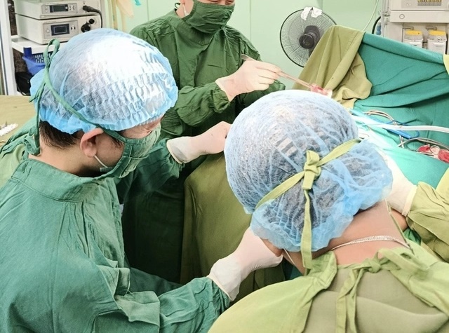 Bac si 'tra lai' hau mon ve dung vi tri cho be 3 tuoi hinh anh