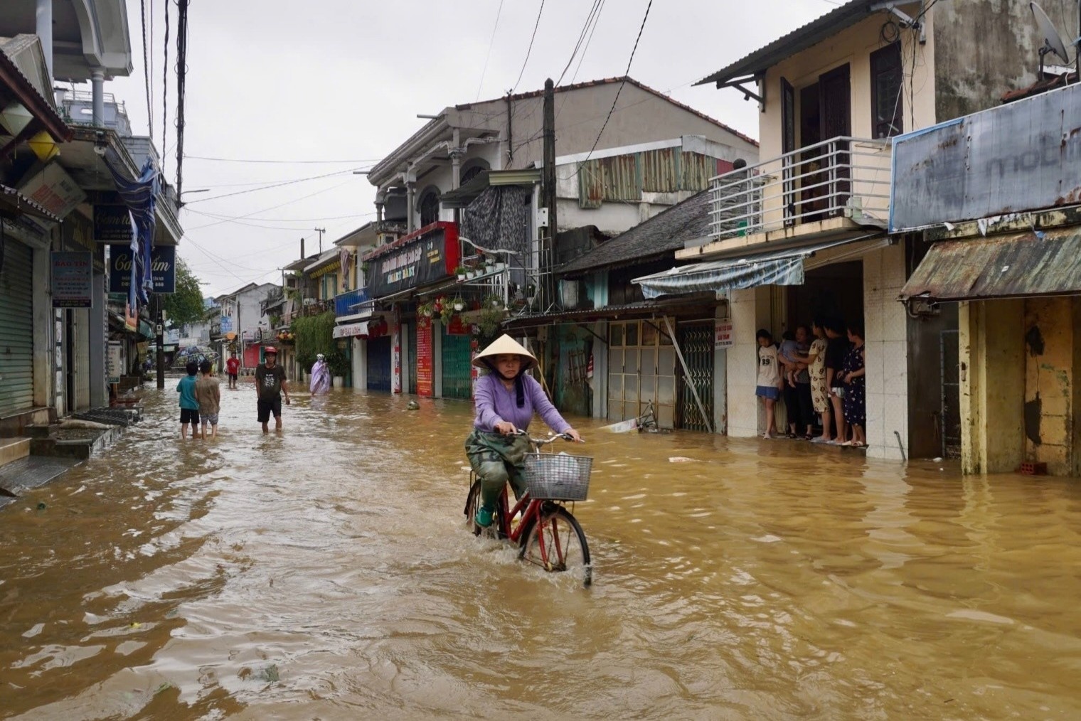 Hoc sinh Hue tiep tuc nghi hoc ngay 3/11 de tranh lu hinh anh