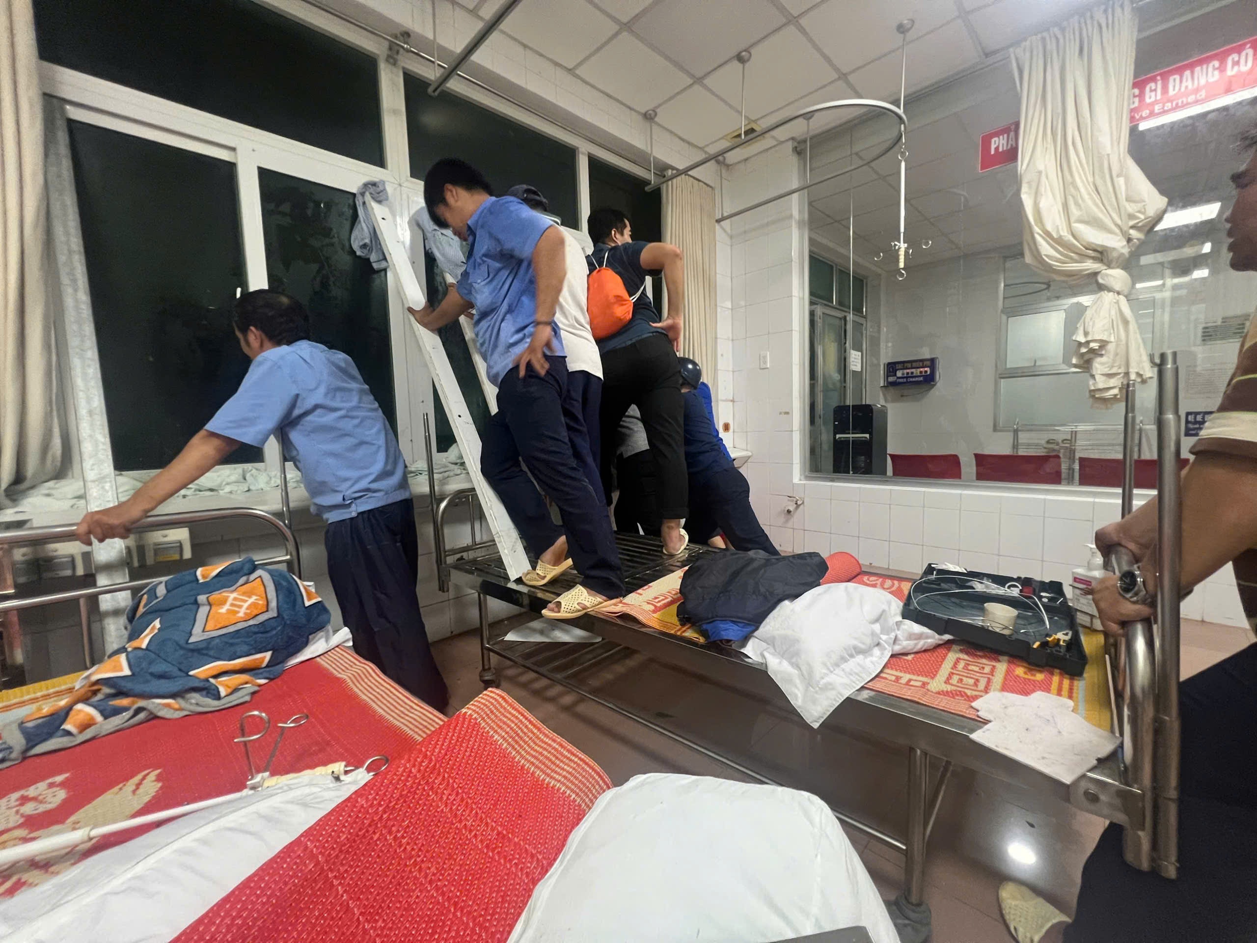 Bao so 13 quat Khu dieu tri Phong, BV Quy Hoa tan hoang hinh anh