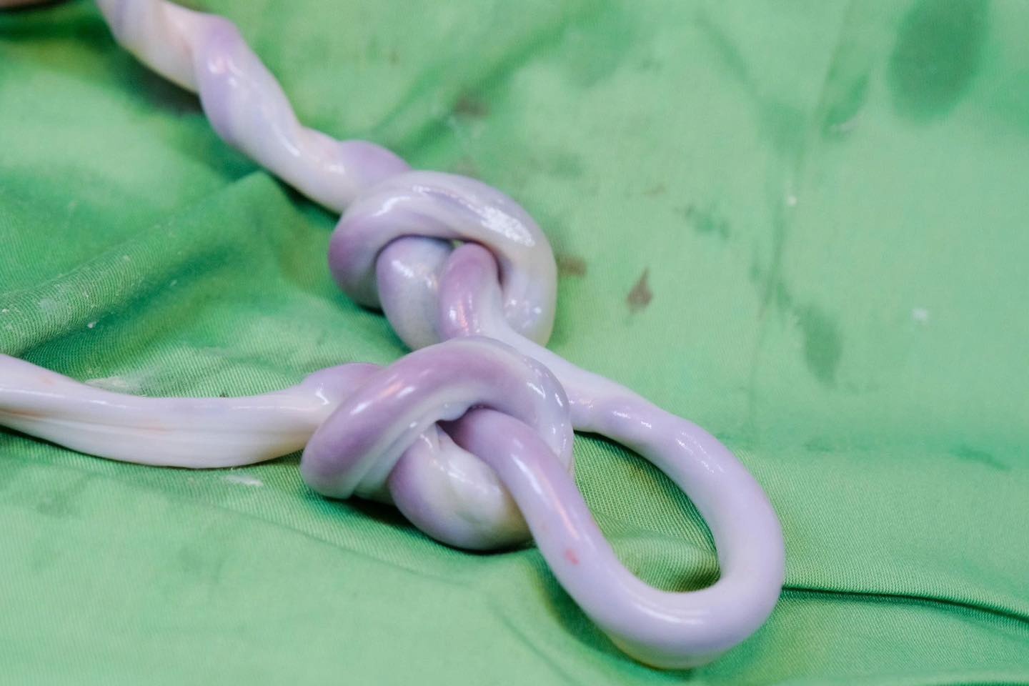 Be trai chao doi voi day ron that nut thanh bui hinh anh