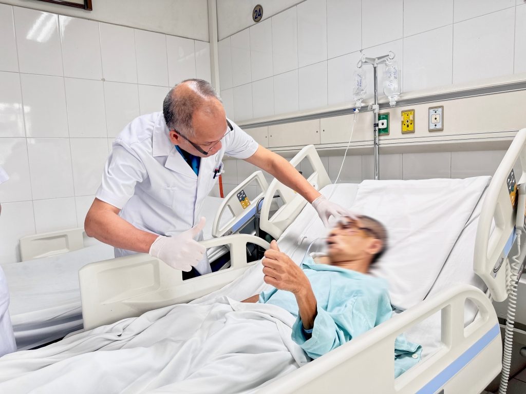 Cu nga kinh hoang trong thang may khien nguoi dan ong vo nat mat hinh anh