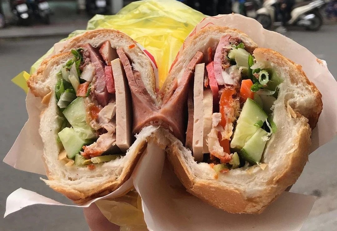 Ro thu pham trong o banh mi khien hon 300 nguoi TP.HCM ngo doc hinh anh