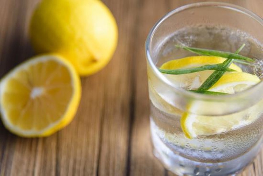 6 loai do uong khi doi giup ha axit uric hinh anh