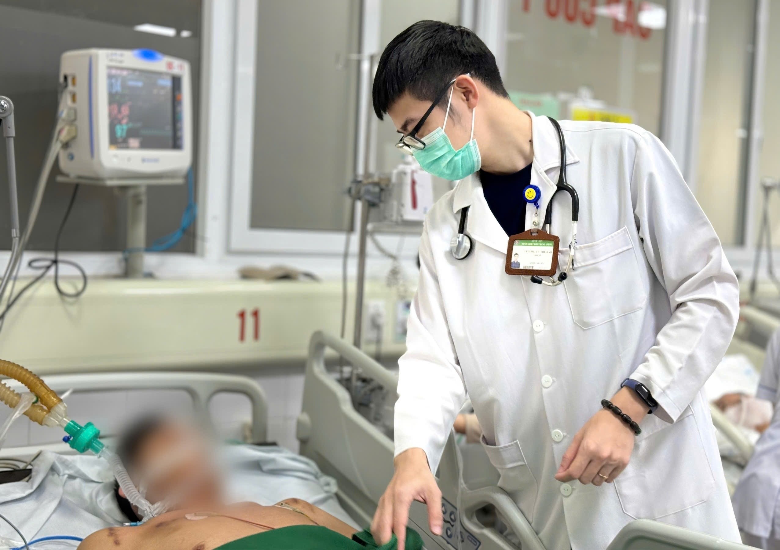 So nuoc, so anh sang, nam thanh nien nhap vien nhung khong qua khoi hinh anh