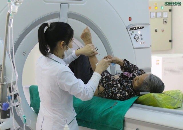 Bac si ly giai: Co nen lo so tia X khi chup CT hinh anh