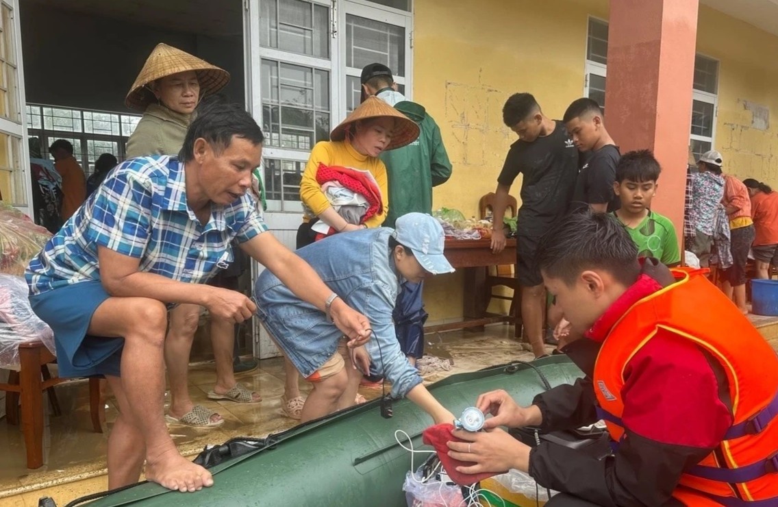 Nganh Y te to chuc truc chuyen mon, truc cap cuu 24/24 ho tro nhan dan hinh anh