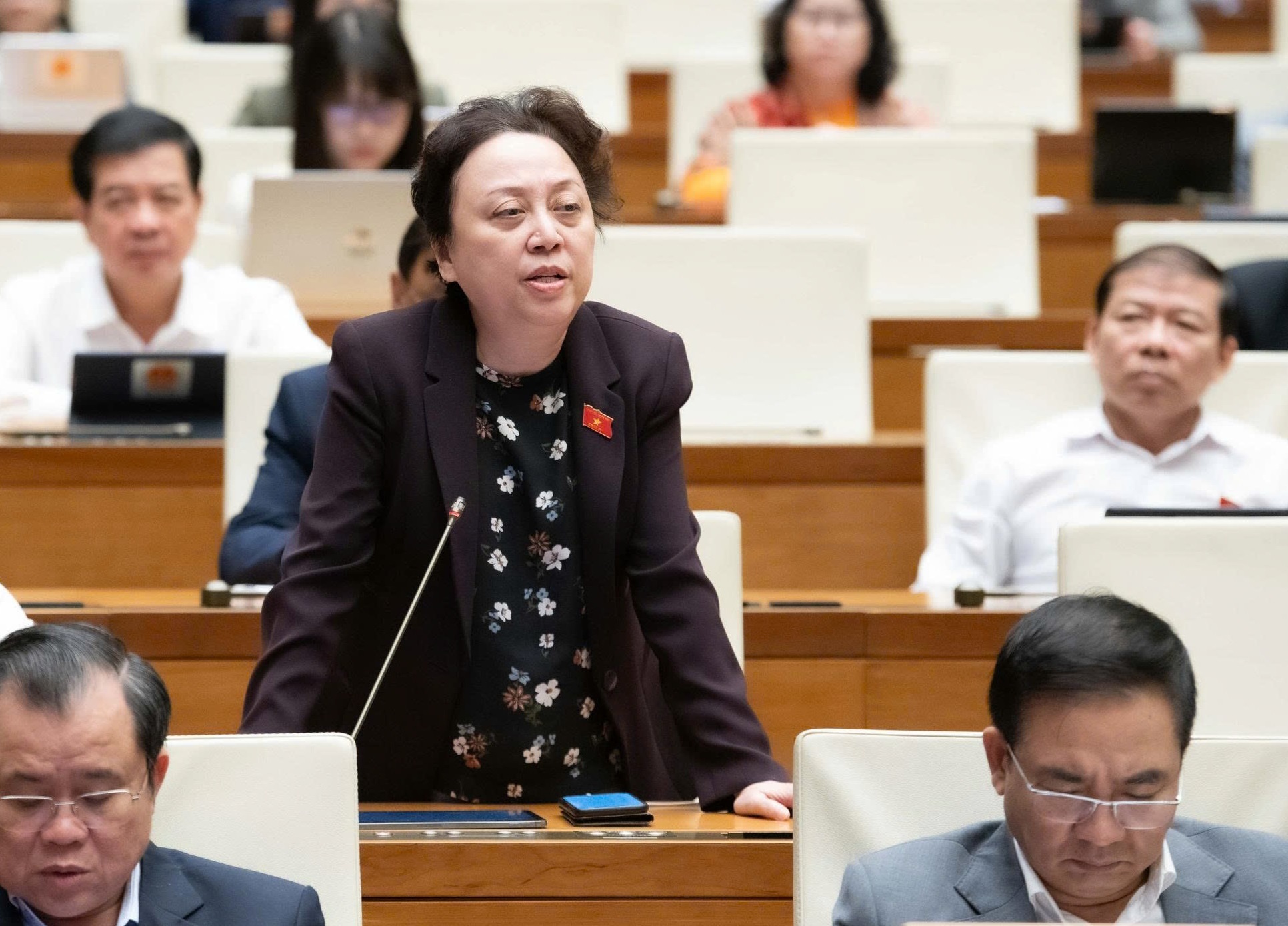 DBQH: Mien vien phi van xa voi khi benh vien thieu thuoc, may moc hu hinh anh