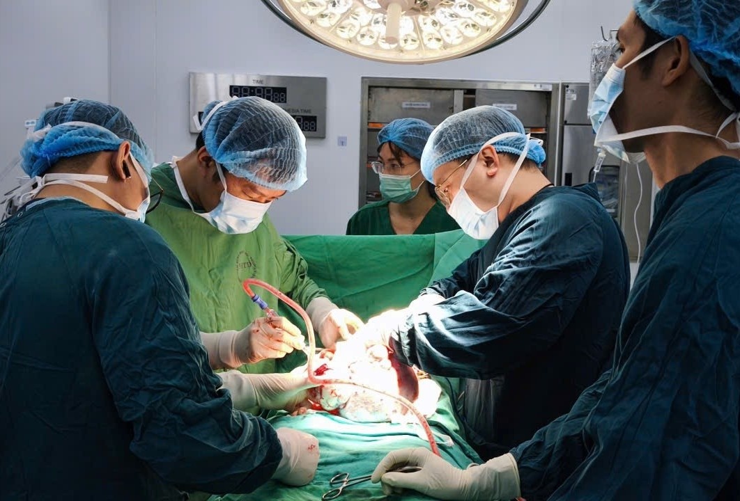 Co gai lien tuc bien chung sau tai nan, bac si bat ngo khi mo o bung hinh anh