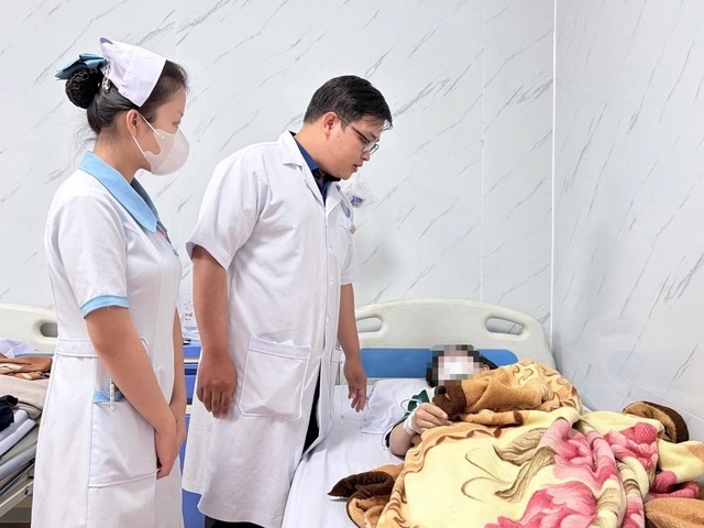 Vu nghi ngo doc banh mi o Quang Ngai: Benh nhan tang, co so xin loi hinh anh