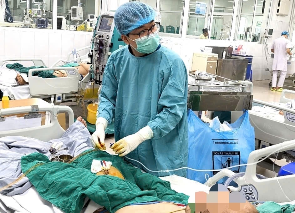 6 ngay sot cao, nguoi dan ong lam bao benh, ton thuong gan than hinh anh