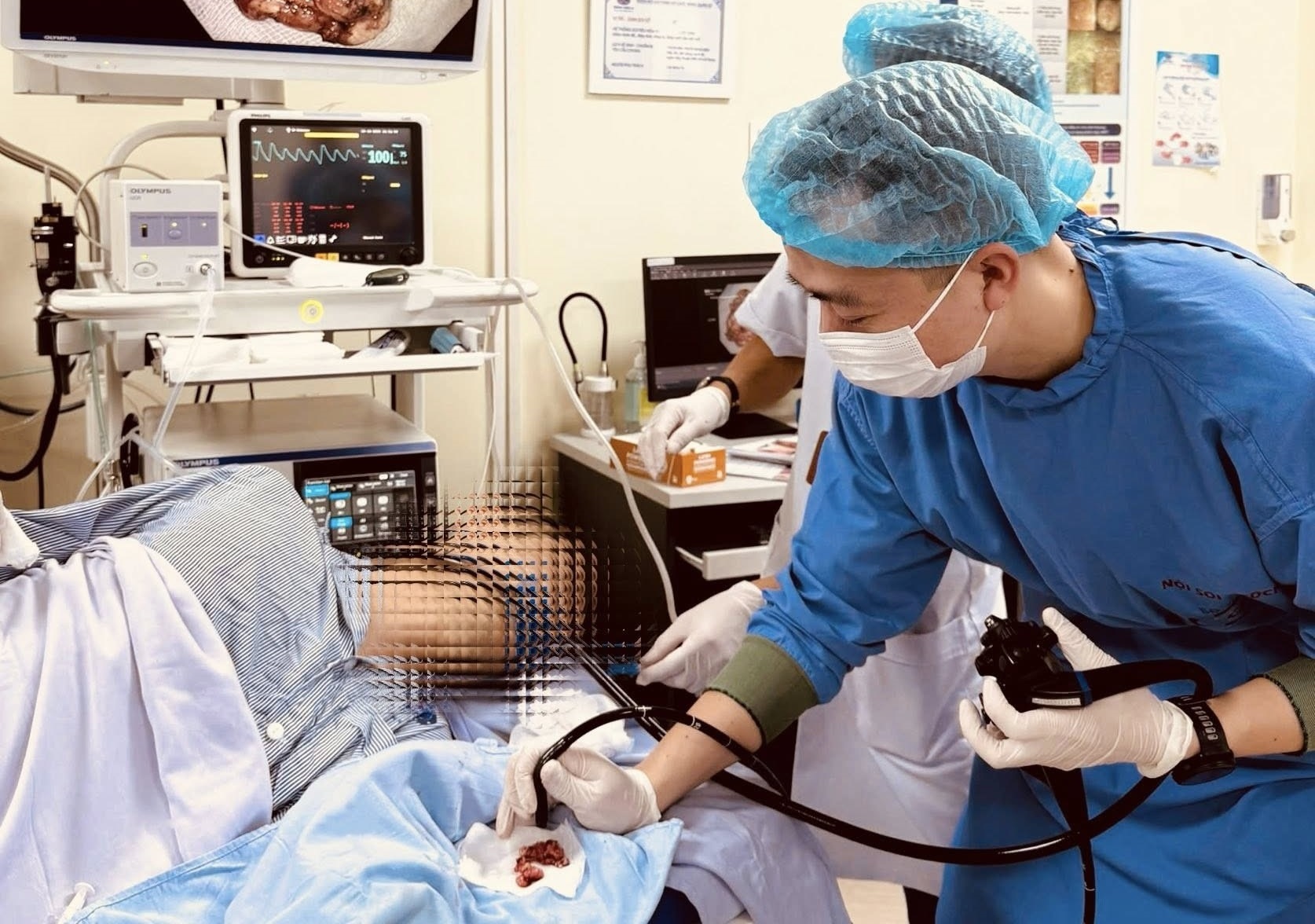 Nguoi dan ong phat hien ung thu thuc quan nho 2 dau hieu la hinh anh