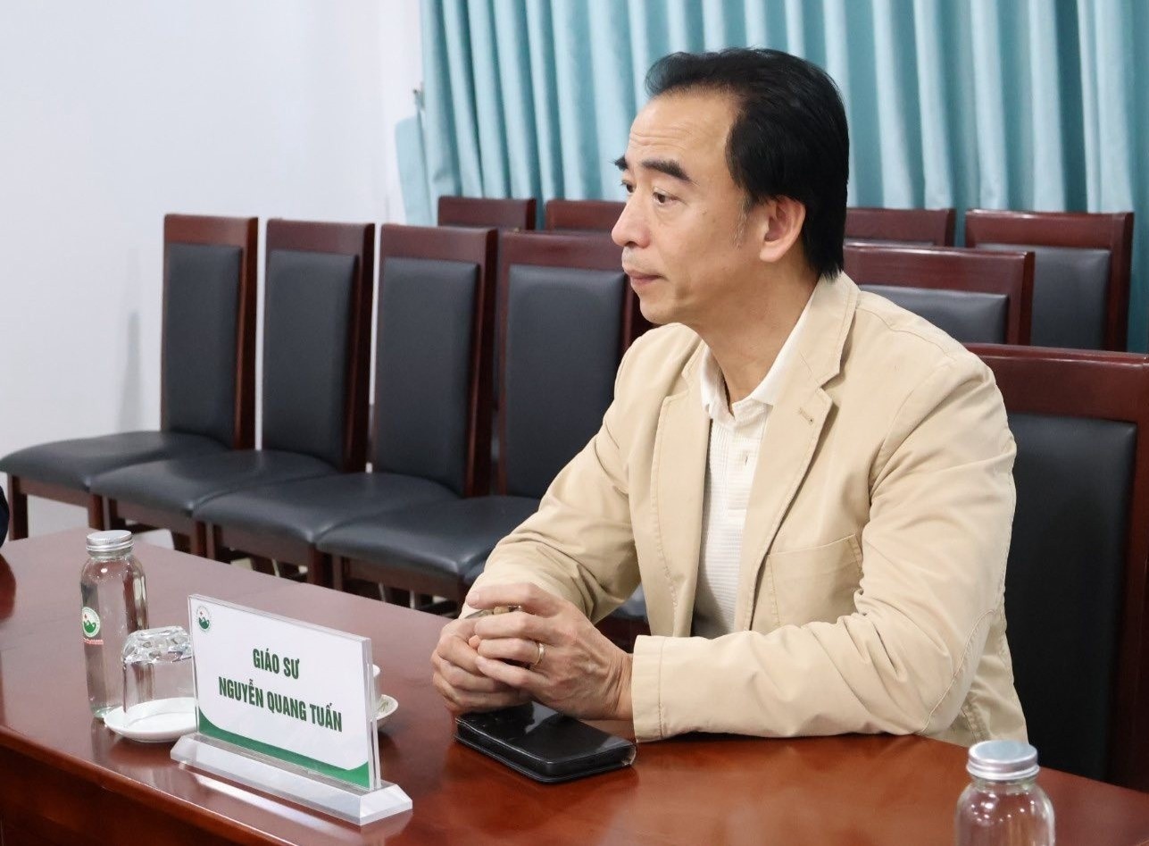 Bac si Tuan 'tim' ho tro chuyen mon cho mot benh vien ngoai thanh hinh anh