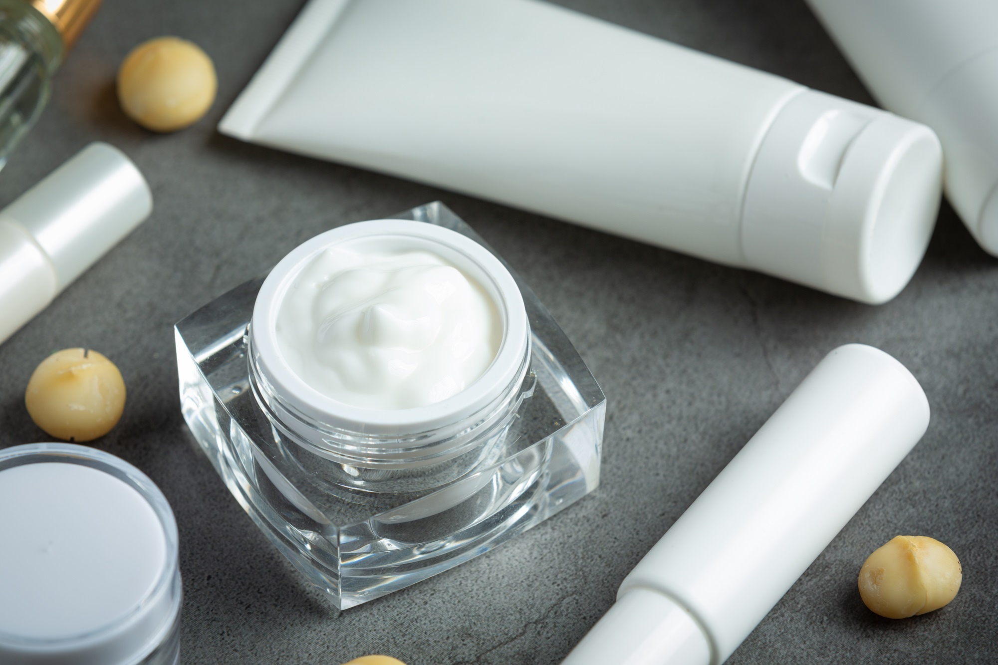 Thu hoi, tieu huy toan quoc mot loai my pham chua chat cam hinh anh