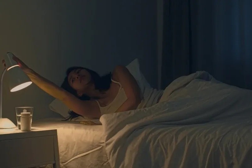 Di ngu dung de vat nay o dau giuong, anh huong xau den suc khoe hinh anh