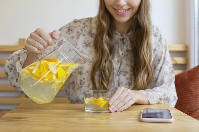 Dieu gi xay ra voi than khi ban uong nuoc chanh am moi sang? hinh anh