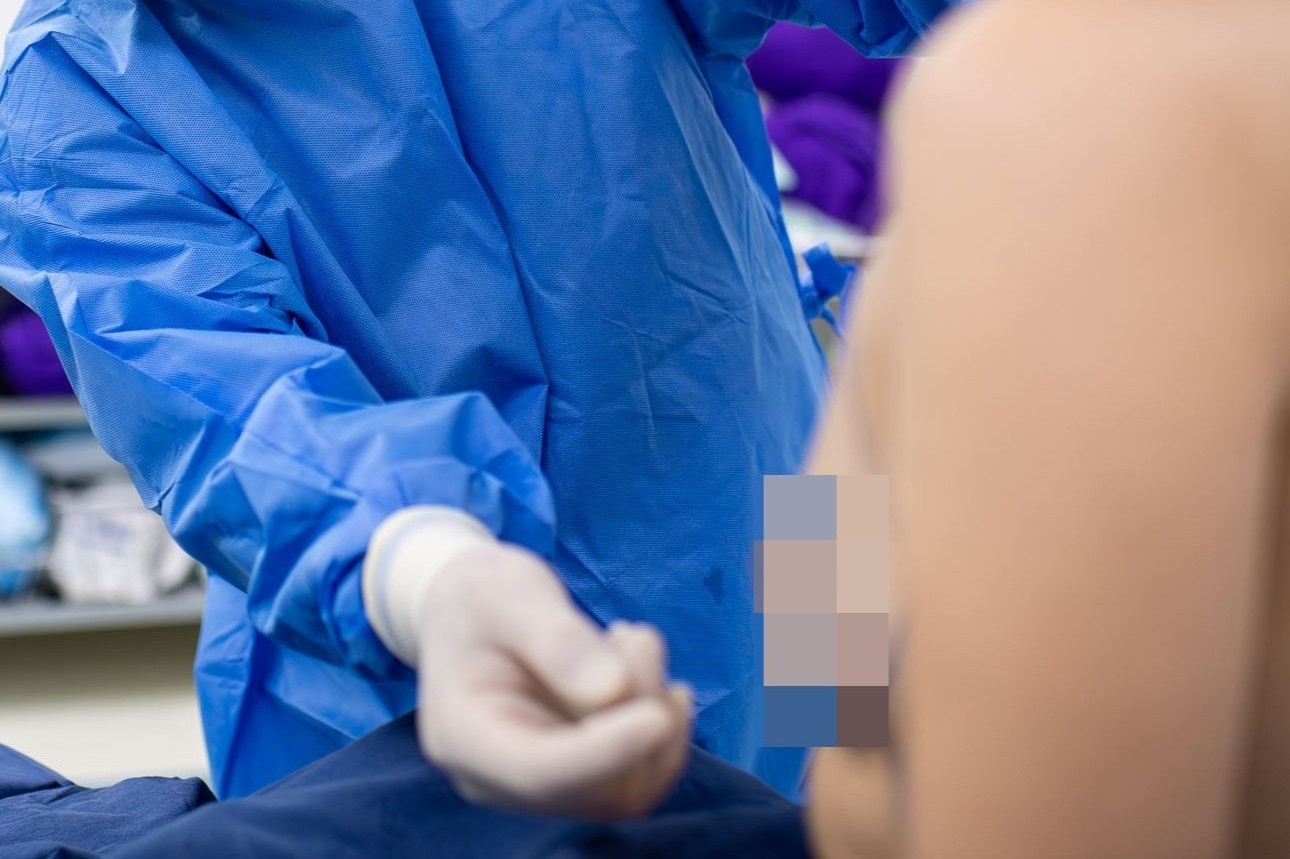 Nguoi phu nu nhap vien voi vung nguc day mu, bien dang hinh anh