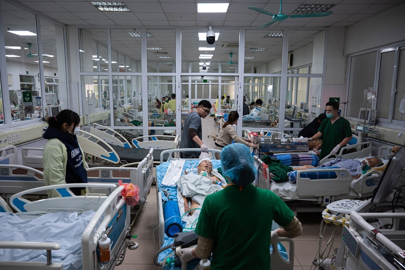 Canh cang thang trong khu dieu tri hon chuc ca benh nguy kich hinh anh