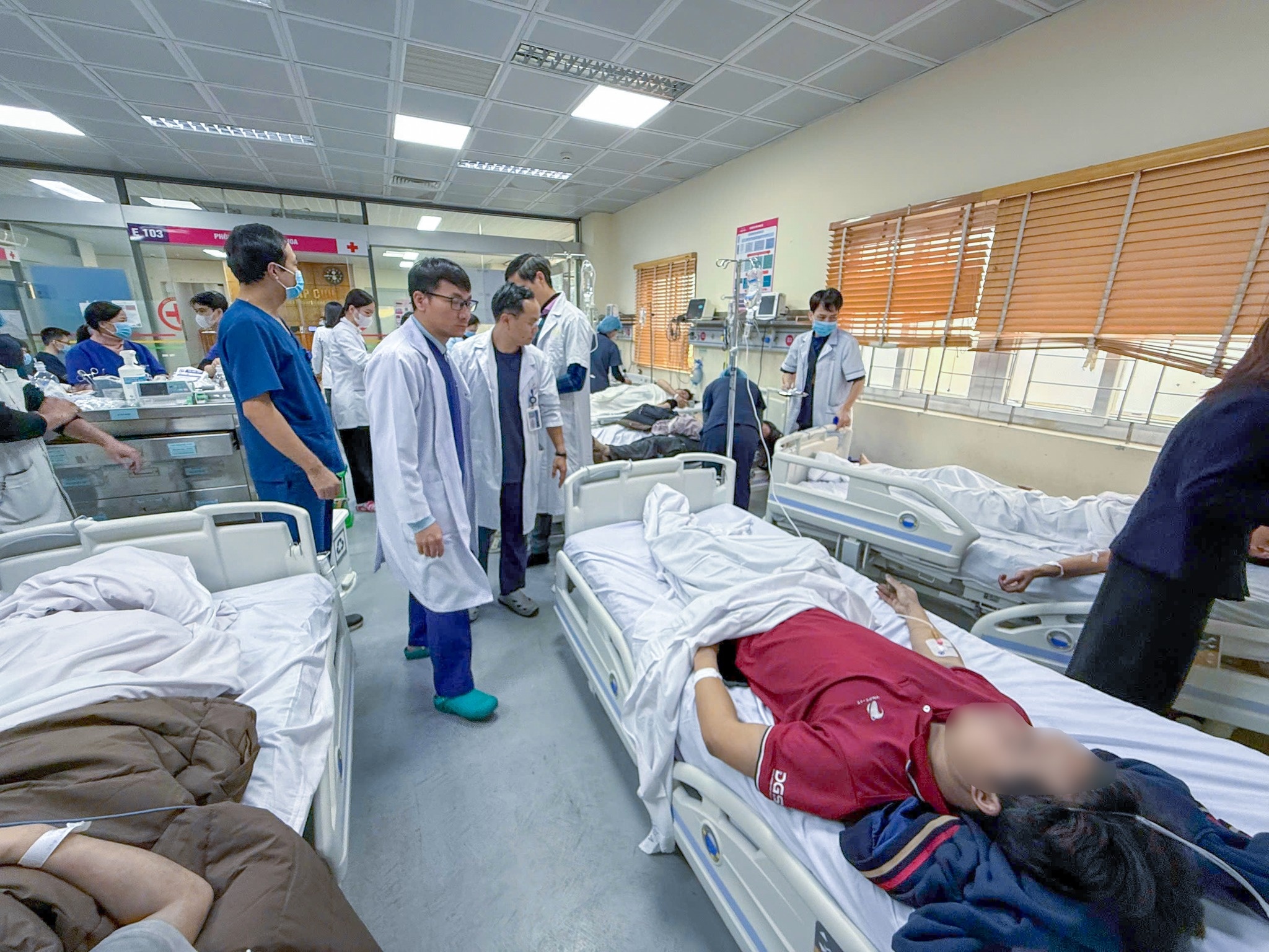 Hinh anh ben trong khoa cap cuu 15 nan nhan vu chay sang 7/1 hinh anh