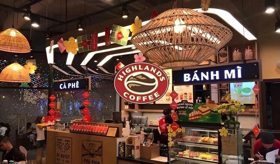 Khach hang de chung banh mi pate khi Highlands Coffee bi 'reo ten' hinh anh