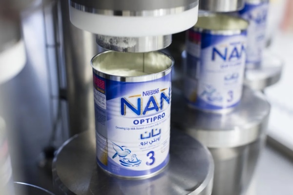 Con uong dung sua NAN A2 dang thu hoi cua Nestle, me tre run tay hinh anh
