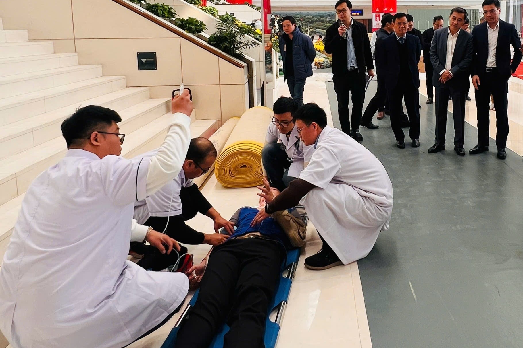 Dien tap y te quy mo lon bao dam an toan cho Dai hoi XIV cua Dang hinh anh