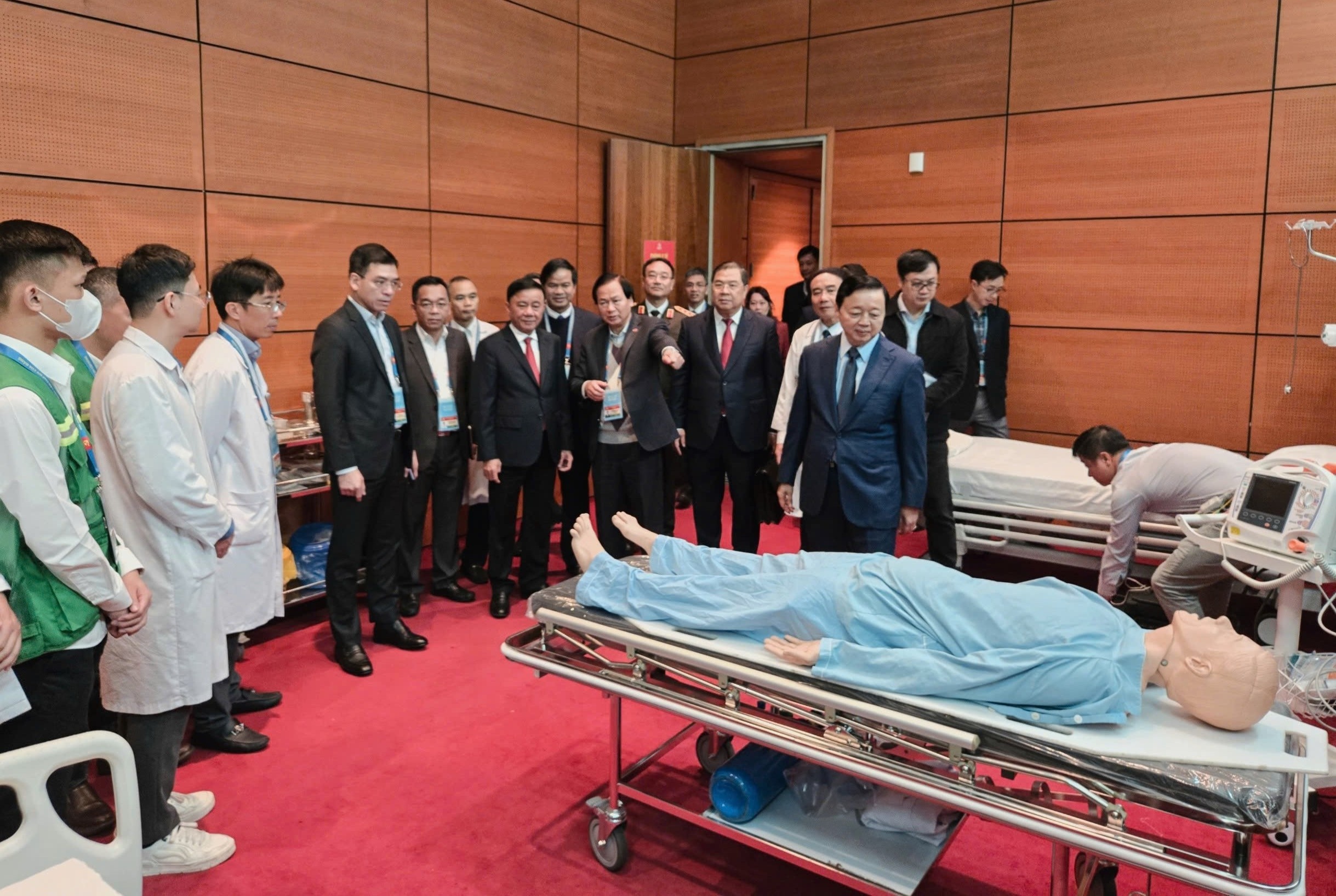 Hon 300 can bo y te phuc vu Dai hoi XIV cua Dang hinh anh