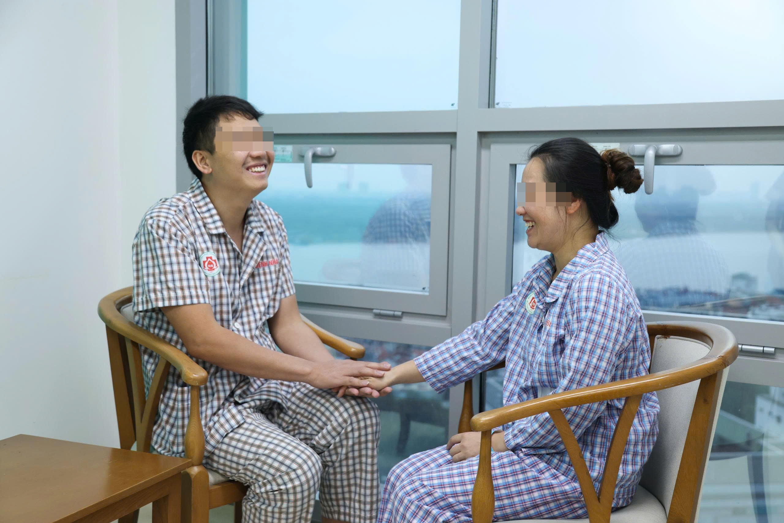 Cau hoi dau tien cua nguoi vo sau mo khien bac si xuc dong hinh anh