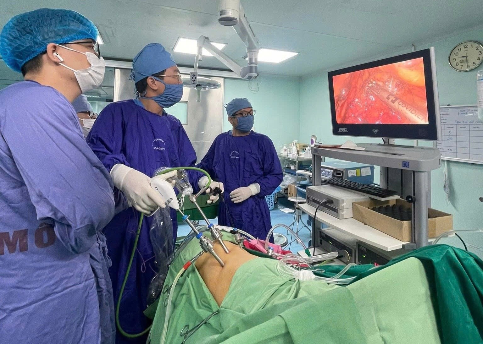 Chu quan voi benh nhe, hai benh nhan phai dau don cat bo than hinh anh