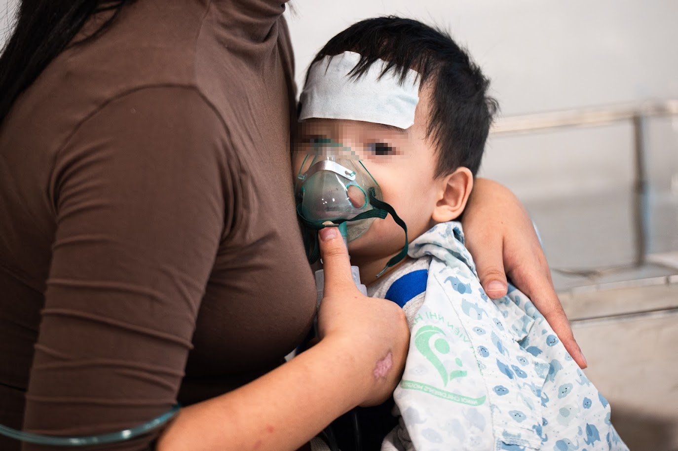 Troi lanh, tre de om: Dau hieu 'co do' can di cap cuu hinh anh