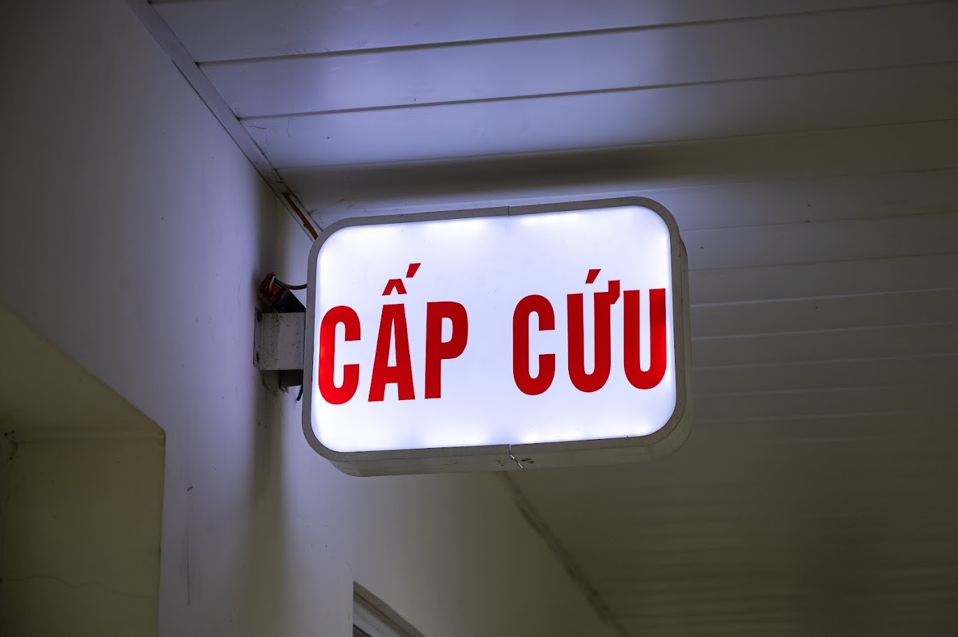 Lien tuc don dep va lien hoan cuoi nam, nguoi phu nu bi dot quy hinh anh