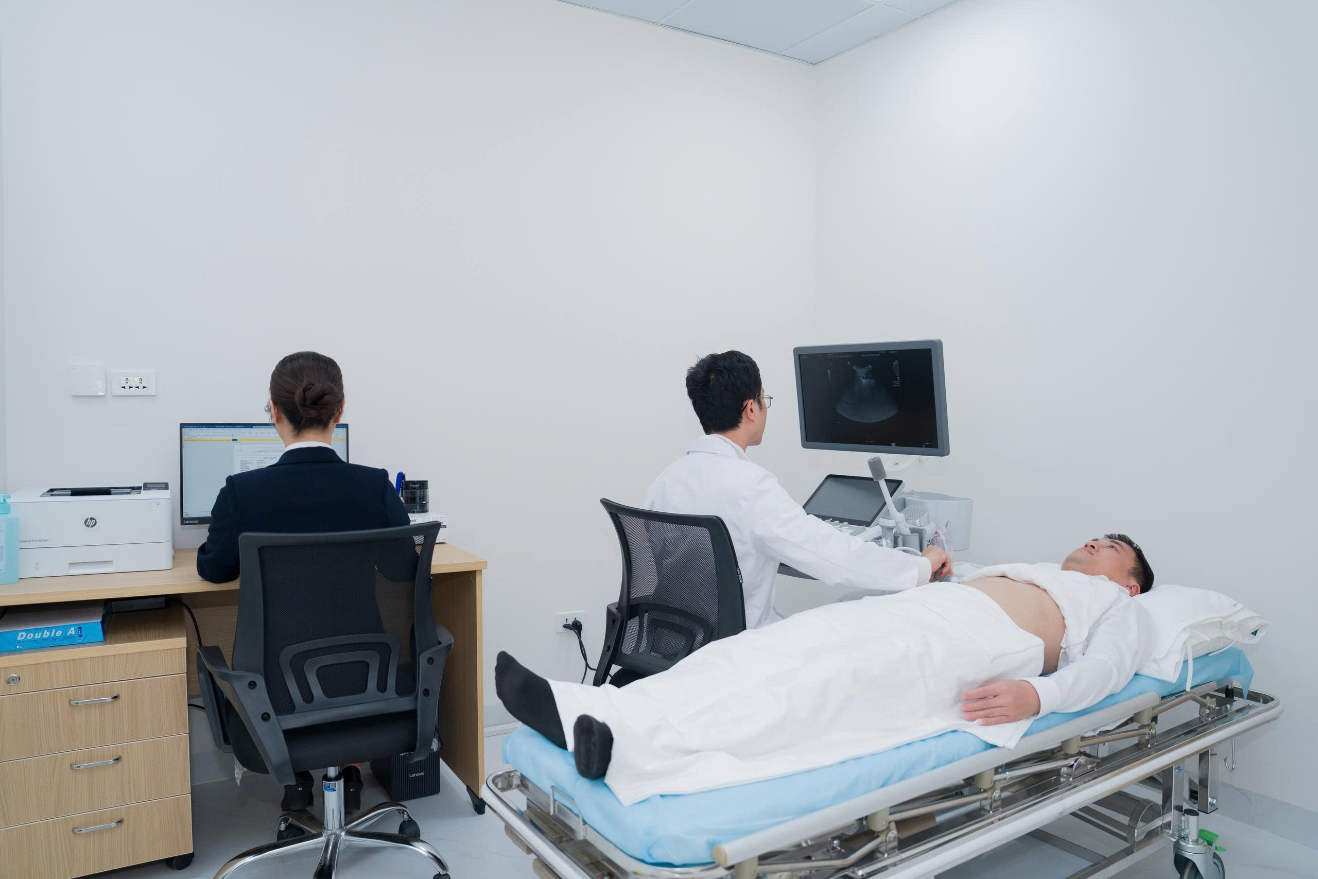 Co gi o benh vien 1.500 ty vua khai truong cua ong Pham Nhat Vuong? hinh anh