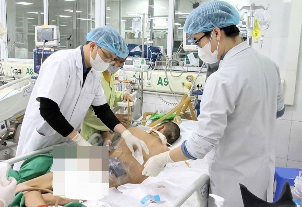 Chu quan voi not nhot o mong, chang trai lam bao benh hinh anh