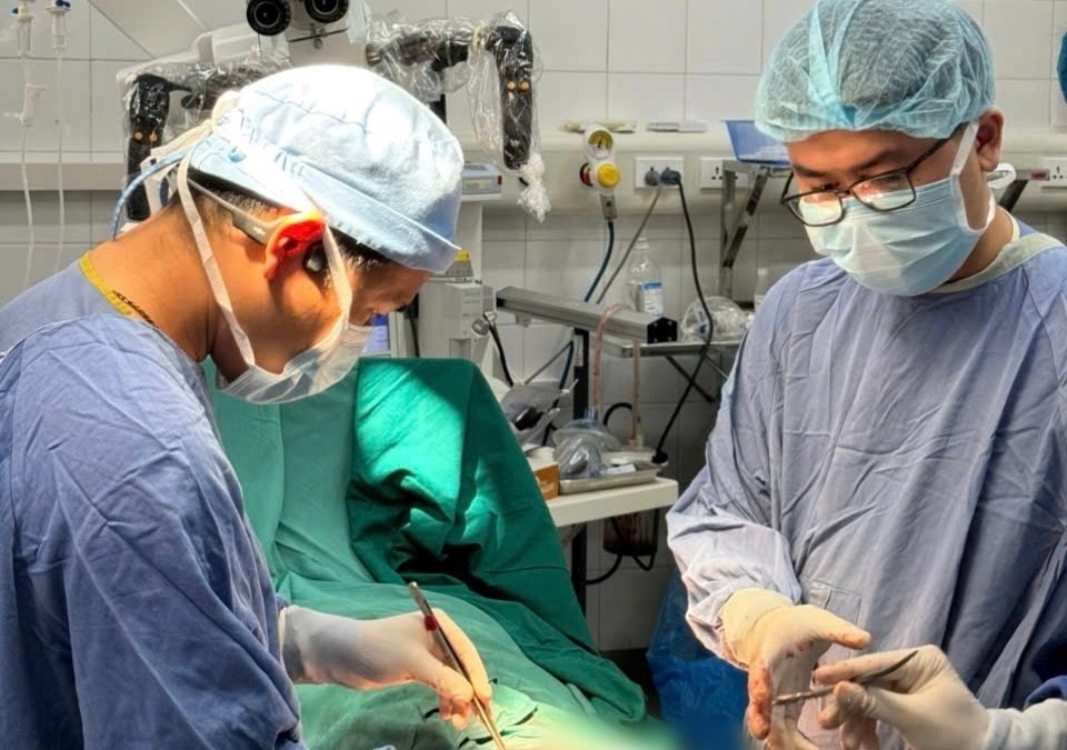 Nguoi dan ong tu cat bo phan sinh duc trong phut mat kiem soat hinh anh