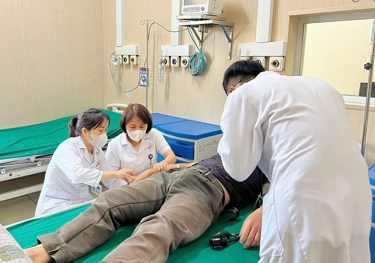 Uong nuoc tang luc moi ngay, nguoi dan ong 35 tuoi liet hai chan hinh anh