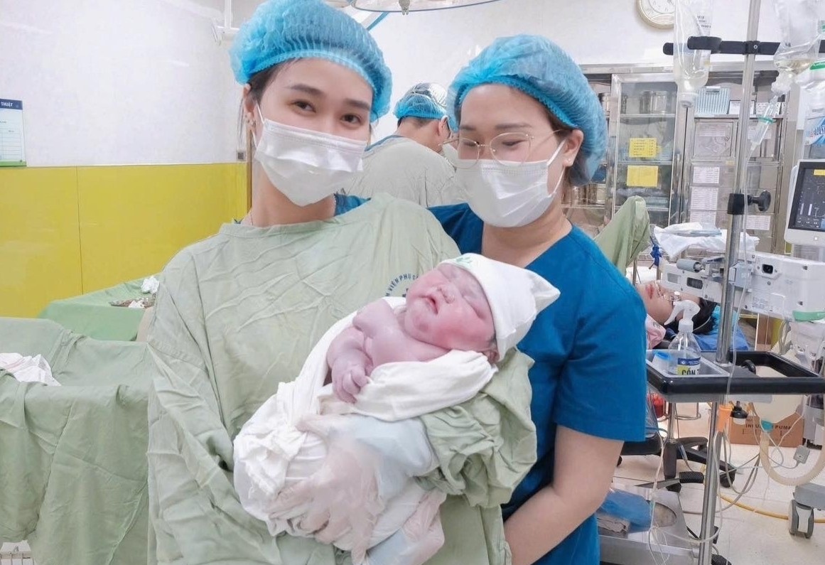 Be trai o Ha Noi chao doi nang gan 6 kg hinh anh