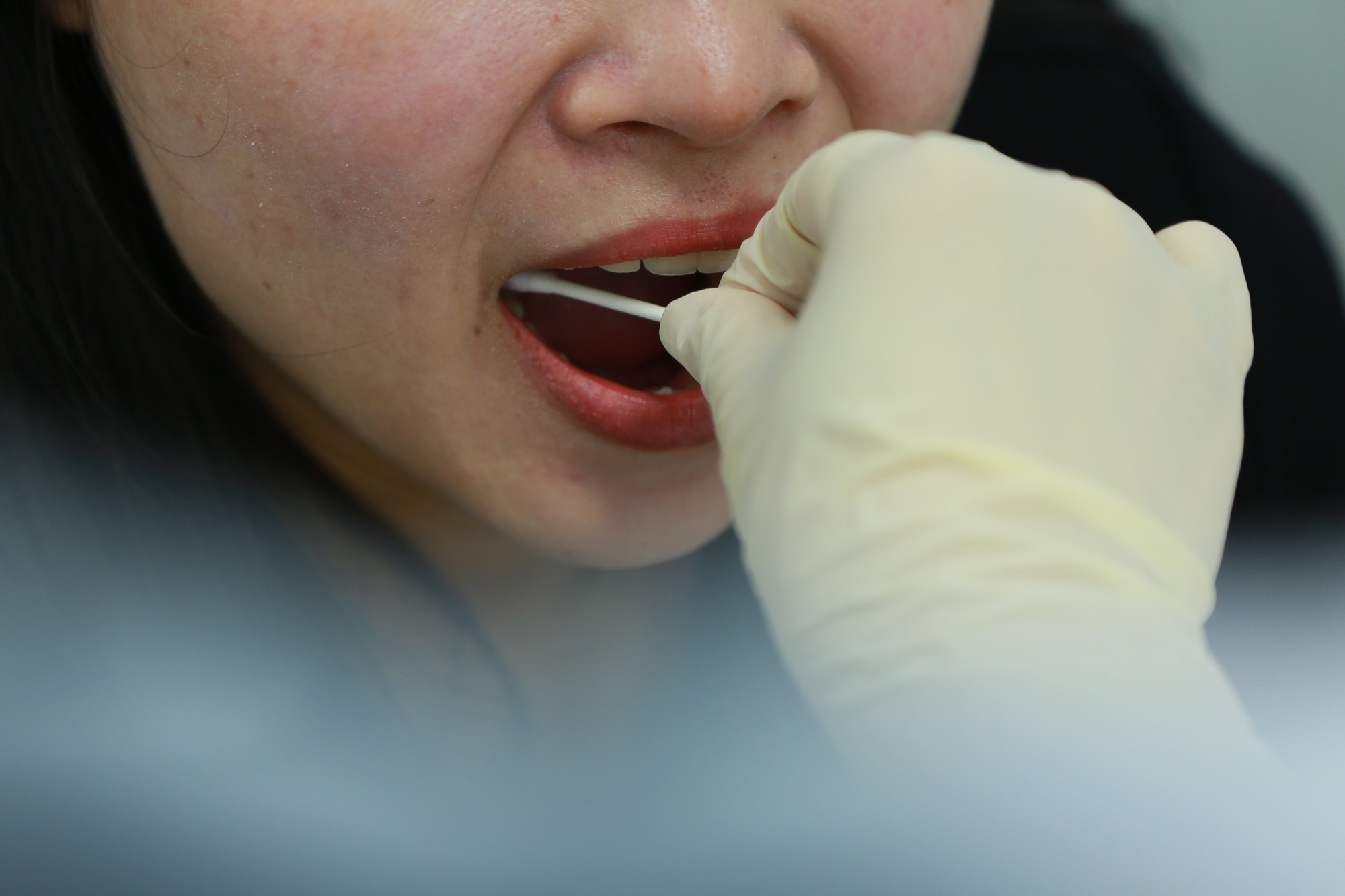 Nguoi phu nu mang 7 mau xet nghiem ADN de 'truy tim' cha cho con hinh anh