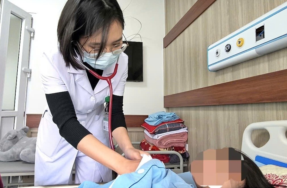 Nu sinh 16 tuoi can ke cua tu sau con viem hong hinh anh