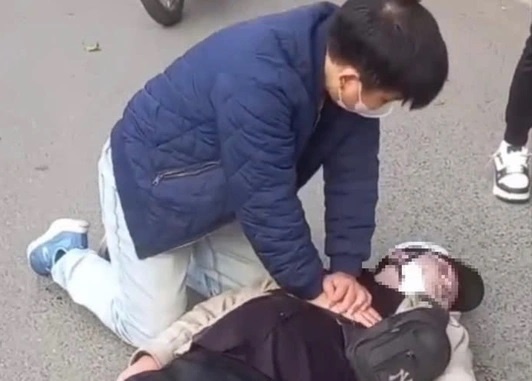 Khen thuong dot xuat bac si quy goi ep tim cuu nguoi tren duong hinh anh