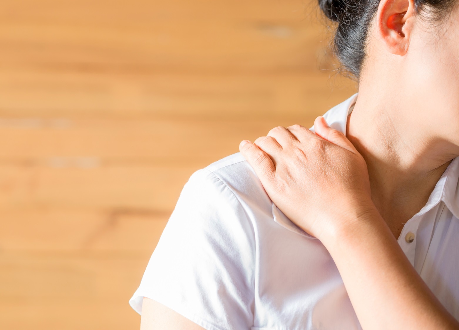 Dau co sau khi ngu day, nguoi phu nu soc voi chan doan cua bac si hinh anh