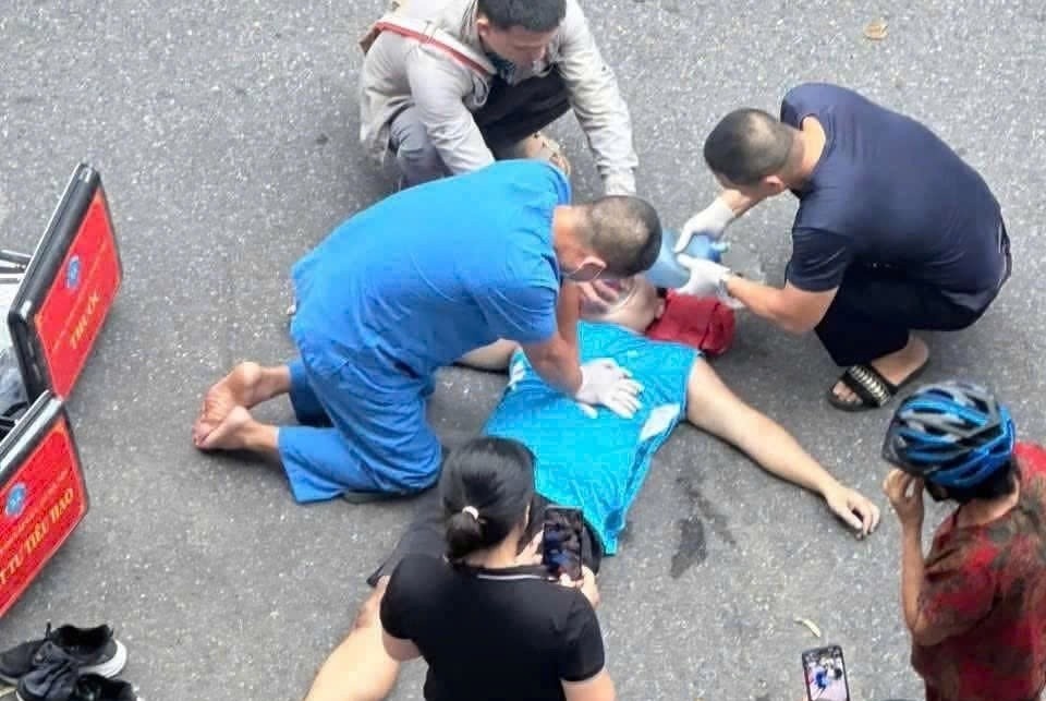 Gap nguoi dot quy, ngung tim tren pho: Cuu nhu the nao? hinh anh