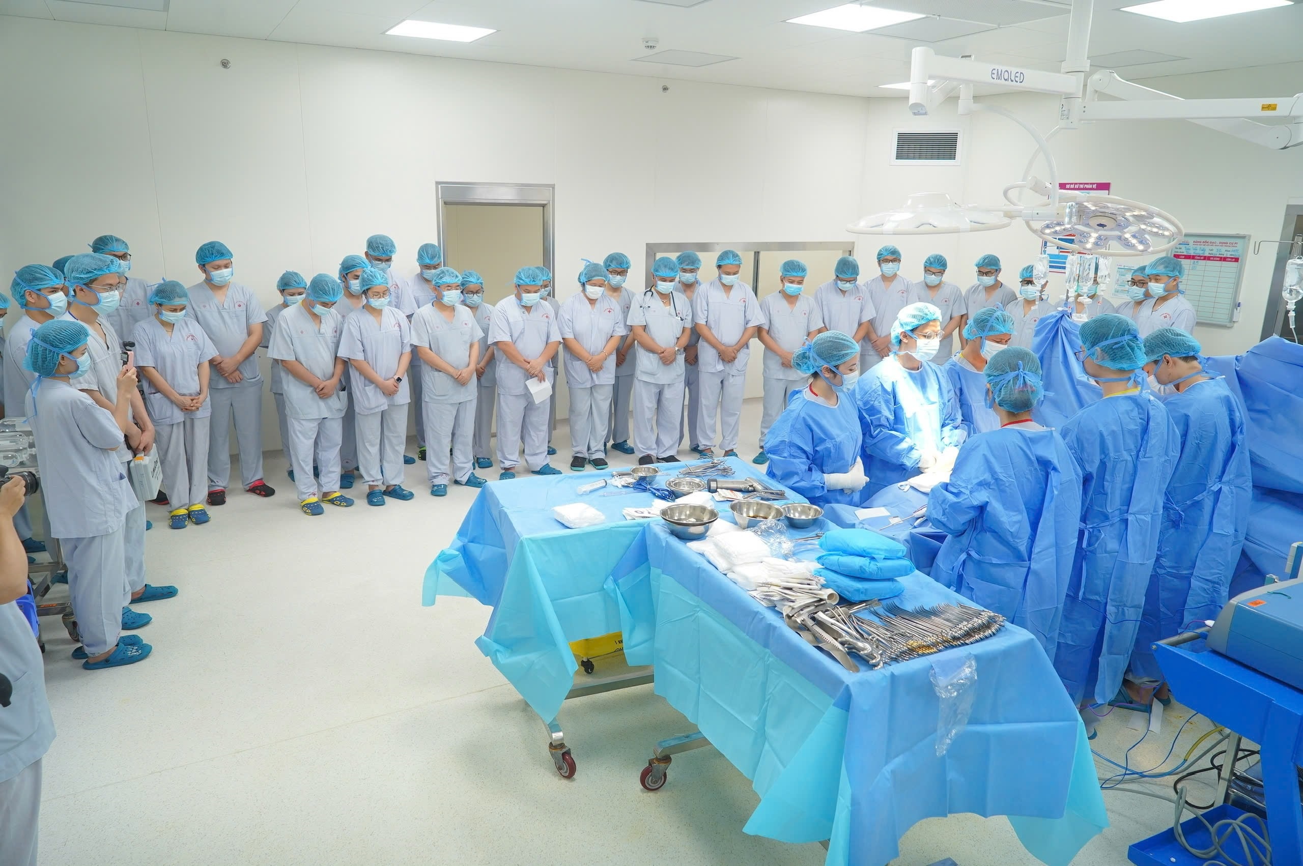 Vo thay giot le tren khoe mat chong chet nao truoc phut hien tang hinh anh