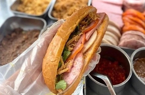 19 nguoi nhap vien sau an banh mi, Bo Y te chi dao khan hinh anh
