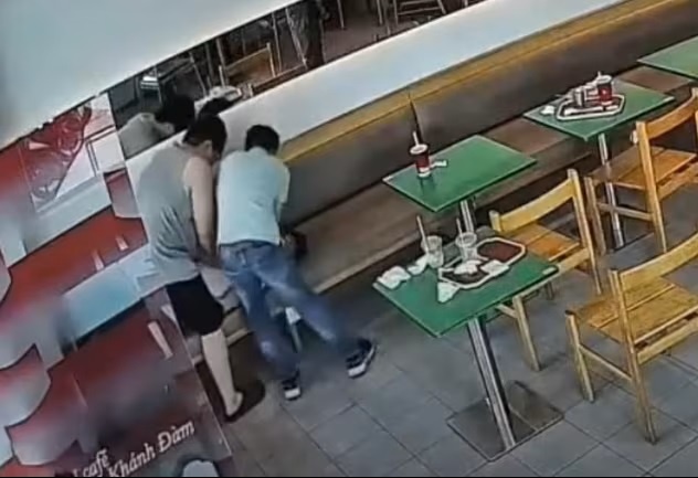 Khoanh khac bac si ep tim cuu nguoi ngung tuan hoan o quan ca phe hinh anh