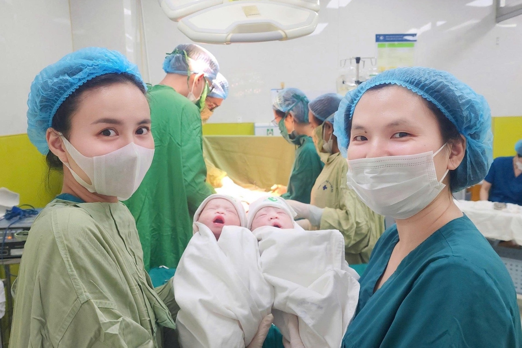 Nguoi phu nu 56 tuoi sinh doi hinh anh