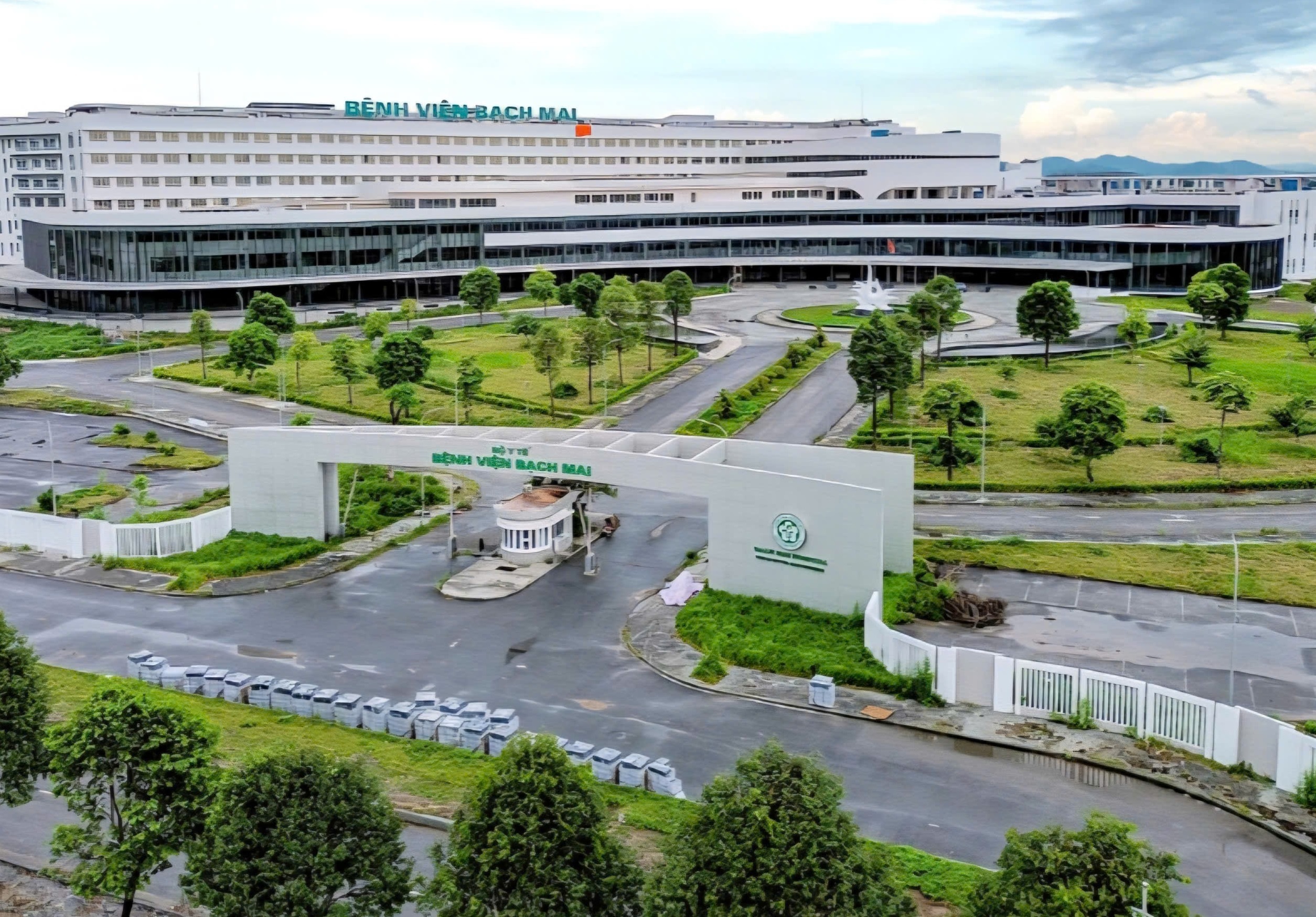 Bo truong noi ly do hai BV 'nhu khach san 5 sao' chua the hoat dong hinh anh